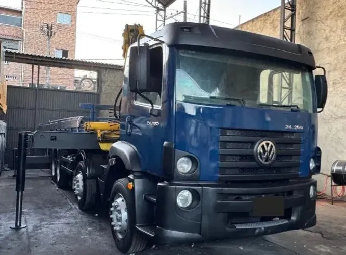 Vw 24.250 Carroceria munk 6x2 ano 2011