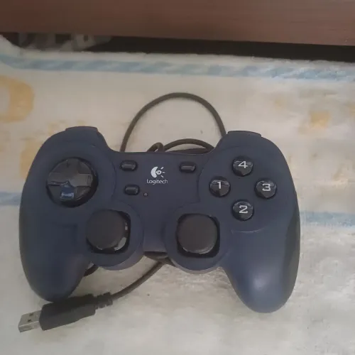 Controle Logitech para PC - Usado