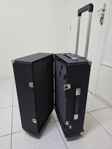 Maleta baú Retrô com Rodinhas e alça estilo mala para instrumentos.. joias.. entre outros