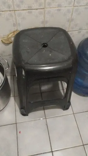 Quatro Bancos de plástico preto