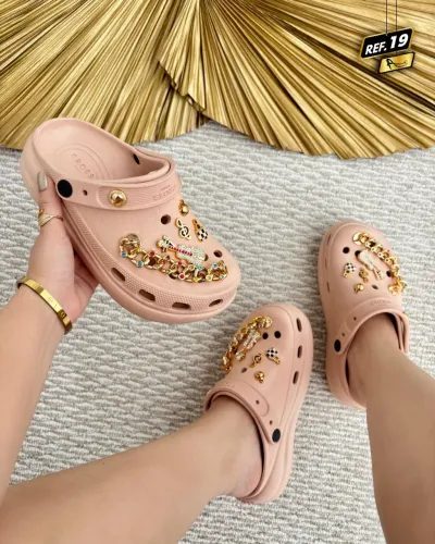 Sandália Crocs Rosa com Acessórios