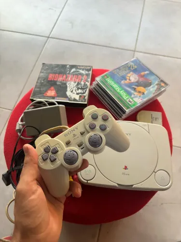 PS one Baby (PS1) + 2 jogos originais