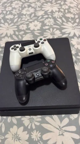 PS4 slim completo com 2 controles