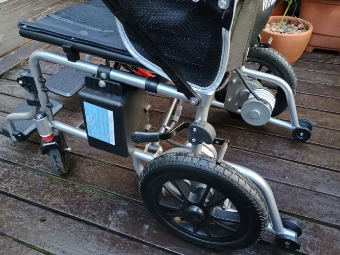 Cadeira elétrica com pouco uso, tem a garantia