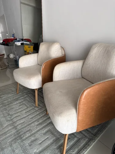 Conjunto Poltronas modernas linho e couro