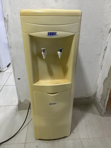 VENDE-SE UM GELA ÁGUA 