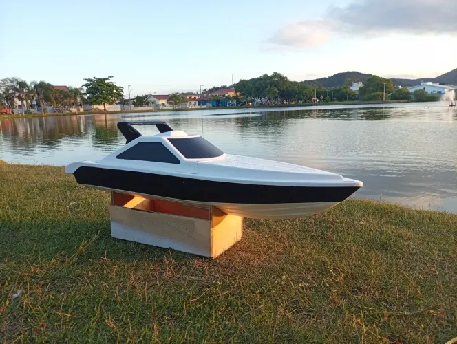 Lancha de brinquedo em fibra de vidro, funcionando perfeitamente, controle remoto de longa