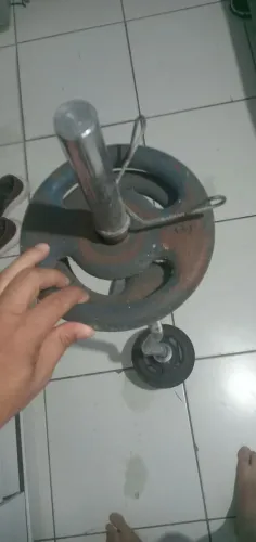 Vende se Barra de ferro e anilhas 
