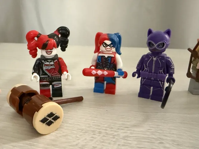 Miniaturas de Lego Batman Arlequina e Mulher Gato 
