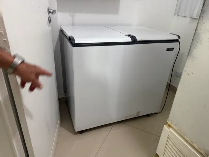 Vendo Freezer Esmaltec 304L, pouco uso, em perfeito estado 