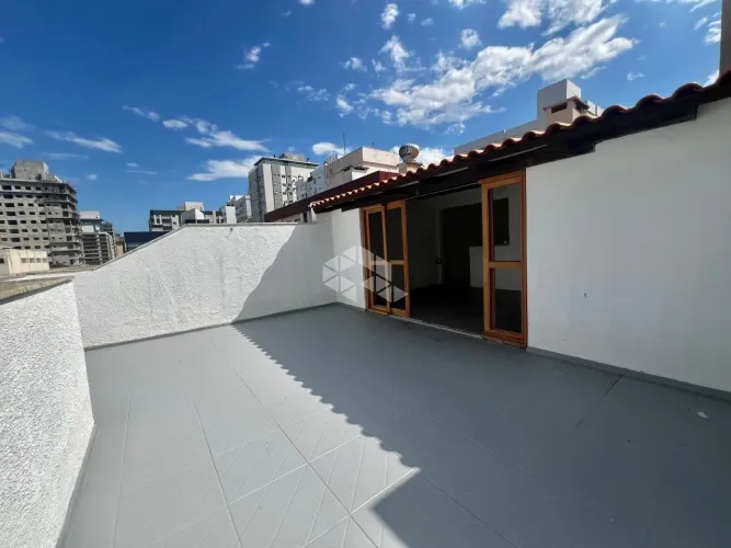Cobertura duplex de 3 dormitórios sendo 1 suíte mobiliado com terraço no Centro de