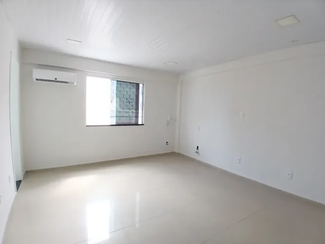 SALA COMERCIAL PARA ALUGAR NA OLIVEIRA PAIVA Excelente sala comercial de 25m² com WC, situ