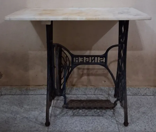 Mesa de Mármore com Pé de Máquina de Costura Antiga