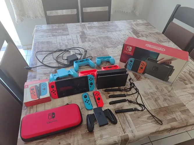 Vendo Nintendo Switch V1 em ótimo estado, completo e muito bem cuidado.
