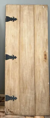 Portas Rústicas em Peroba, Madeira Maciça com detalhes em ferro preto.