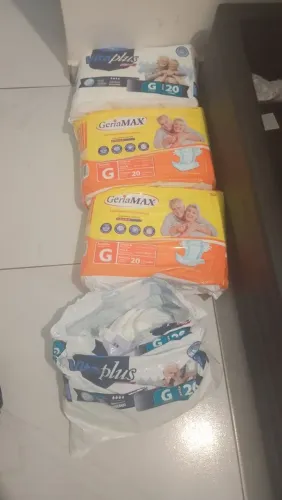 Fraldas geriátricas G, 3 pacotes fechados e um aberto com 7 unidades todos por $90 reais