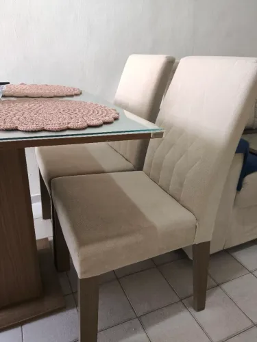 Mesa com tampo de vidro e 4 cadeiras estofadas