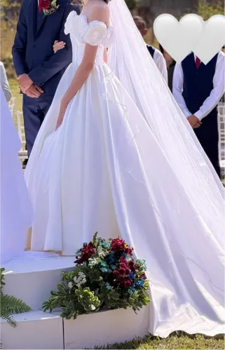 Vestido de noiva - tam P , feito por estilistas profissionais.