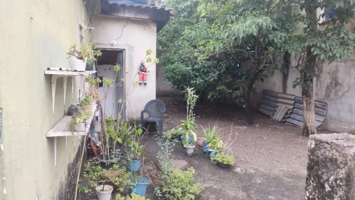 Casa com terreno ( quintal) ótimo para investimento. Não é comunidade