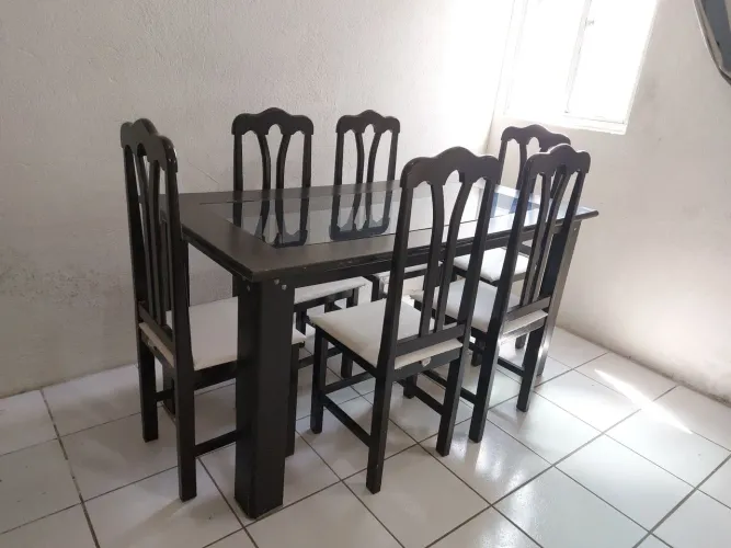 MESA DE JANTAR COM 6 CADEIRAS DE MADEIRA COR TABACO.
