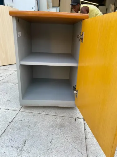 Armário Baixo 1 Porta em MDF - Com Chave e Prateleiras - Compacto - Seminovo