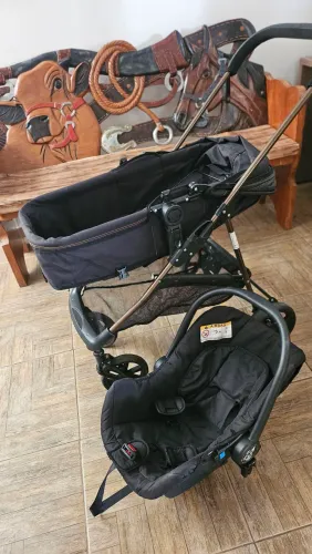Carrinho bebe conforto e base para o carro