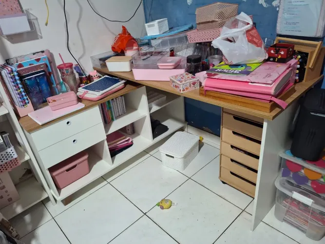 Vendo Escrivaninha em L com 2 Gavetas e Nicho