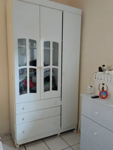 Guarda roupas infantil com roupeiro.