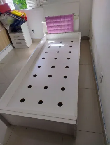 Cama de solteiro com cabeceira acoplada e baú