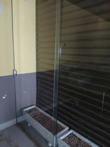 01 vão de vidro temperado 8mm de 4,43 mts de comprimento por 2,48 mts de altura .