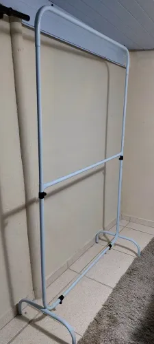 Vende-se Arara para roupas, prática e em bom estado de uso.