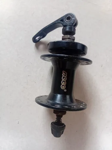 Cubo dianteiro de bicicleta. Rolamento