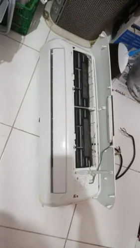 Vendo esse ar-eletrolux,1.200 BTU,VOLTAGEM 220, ESTOU PEDINDO R$ 1.300,00 , *,ALEX.
