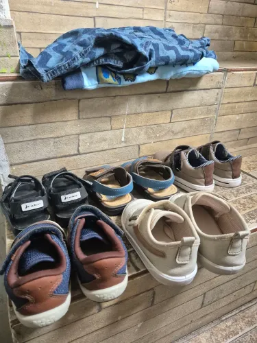 Sapatos de bebê masculino. 