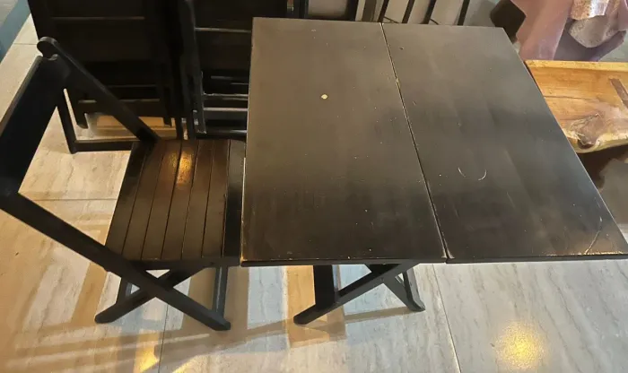 Vendo 3 jogos de mesa de madeira com mais 4 cadeiras de brinde no pacote!