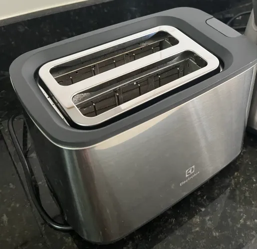 Torradeira Electrolux Inox 2 Fatias - Design Moderno e Excelente Estado