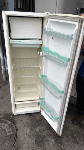 Geladeira cônsul simples 