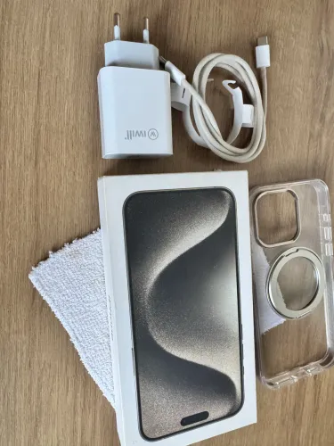 Vendo um celular 15 pro max em perfeito estado sem marca de uso ligue *