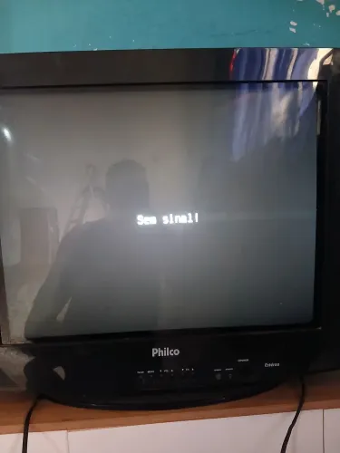 Tv de tubo tela plana funcionando precisa de um conversor