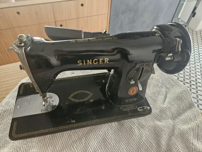 Máquina de costura Singer antiga
