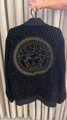 jaqueta bomber de veludo da Versace com ornamentos em cristais (Swarovski ou similares)