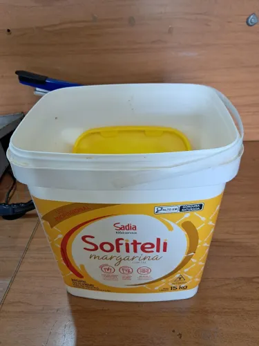 Lata plástica vazia