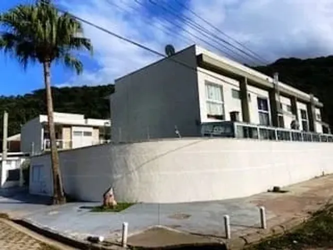 AMPLO SOBRADO ENSOLARADO E VENTILADO EM CONDOMÍNIO PRAIA DA COCANHA