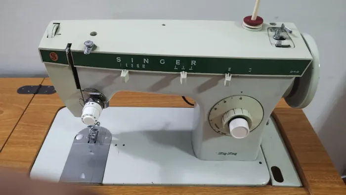 Máquina de costura Singer zigzag super conservada