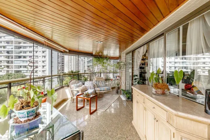 APARTAMENTO COM 266m2 EM RUA FECHADA