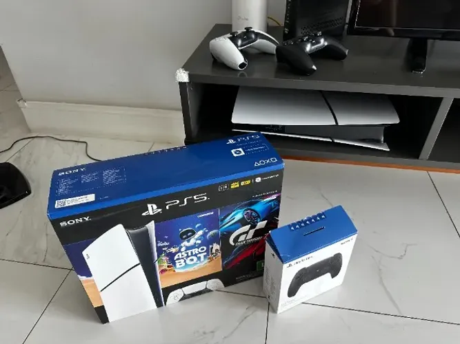 PS5 Slim Digital 1TB + 2 controles DualSense. Entrega em agosto