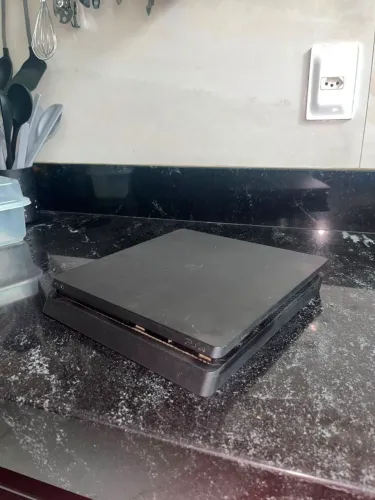 Playstation 4 slim 1tb com duas manetes