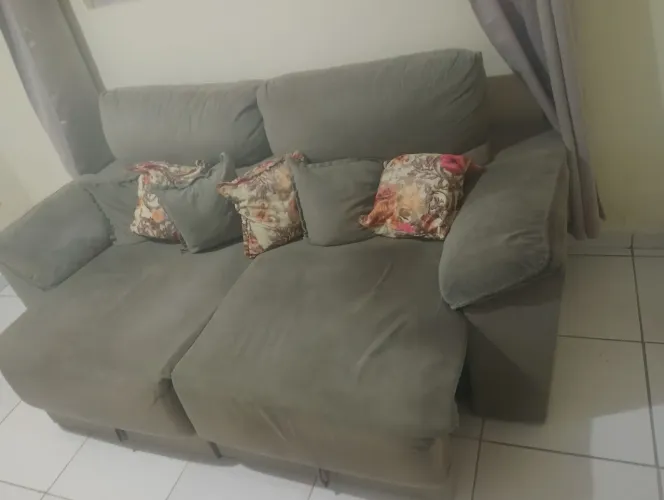 Sofá retrátil usado em boas condições