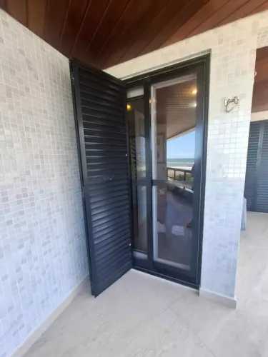 PORTA ALUMINIO 2 FOLHAS COM VENEZIANA CAMARÃO BLACKOUT