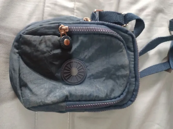 Bolsa azul conforme as fotos